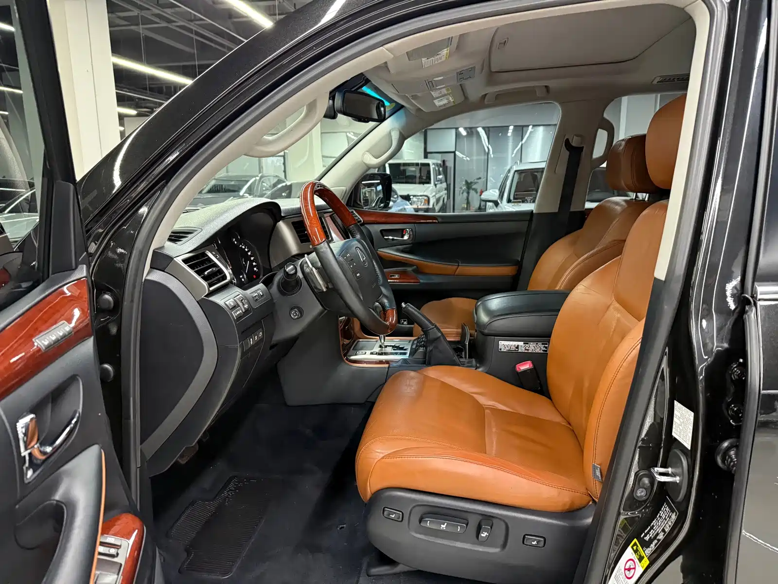 Фото 7 - Lexus LX