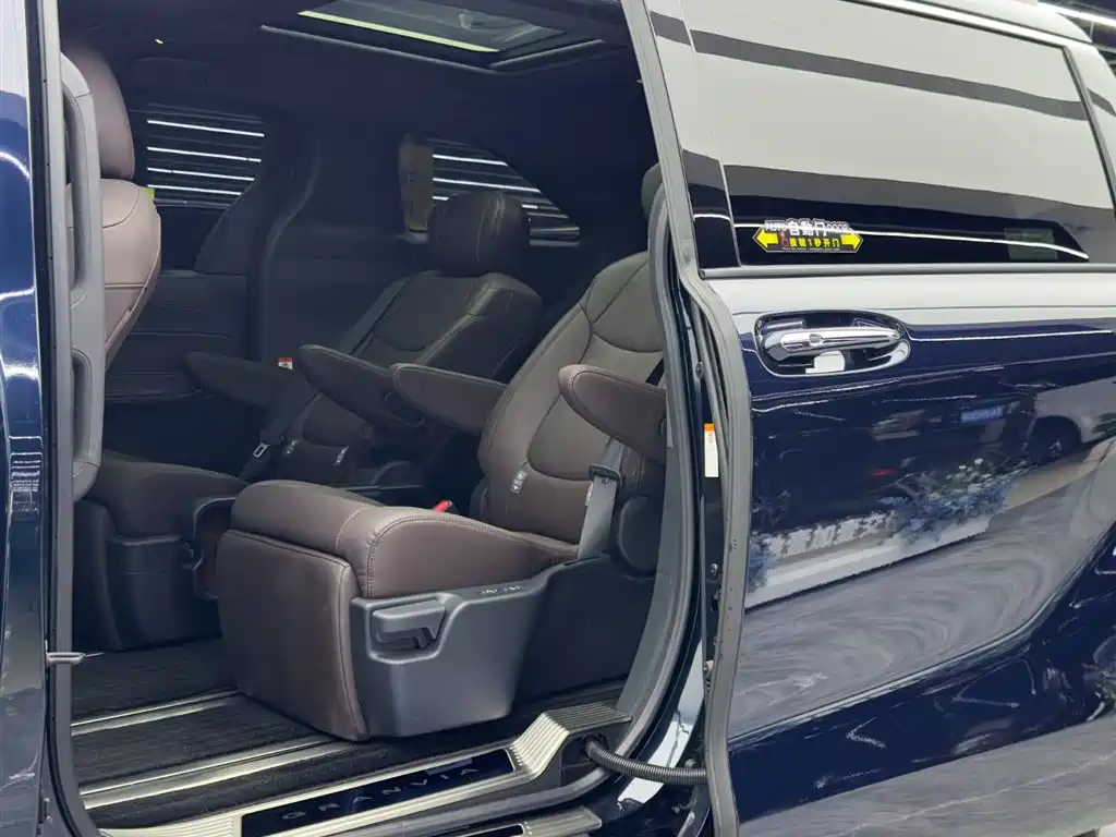 Toyota Granvia 2023 2.5L Hybrid Flagship VIP Edition фото 8