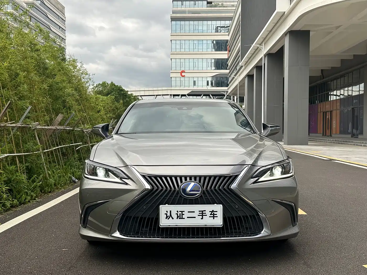Photo 2 - Lexus ES