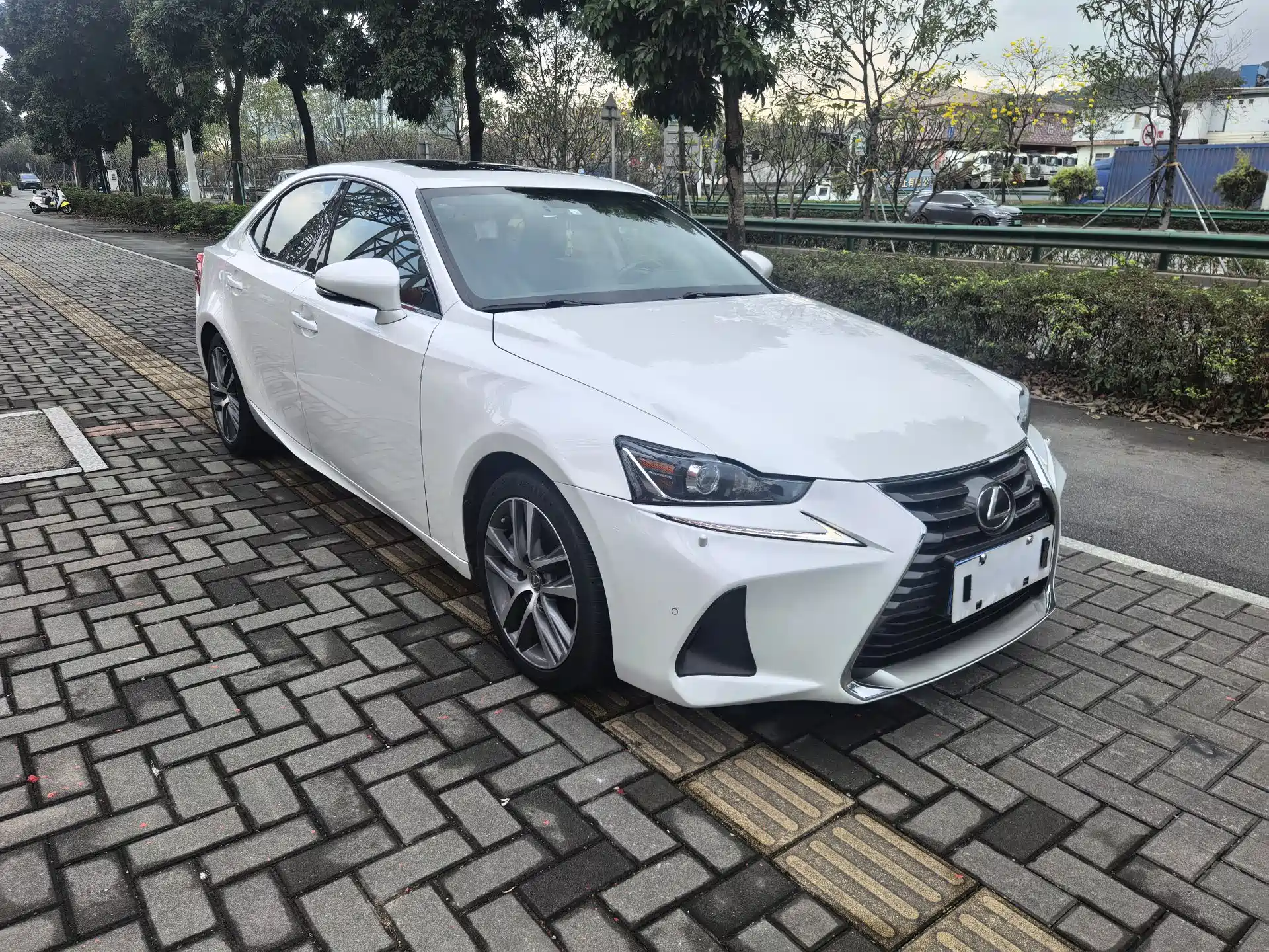 Фото 3 - Lexus IS