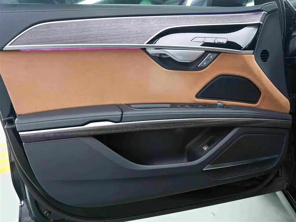 Фото 9 - Audi A8