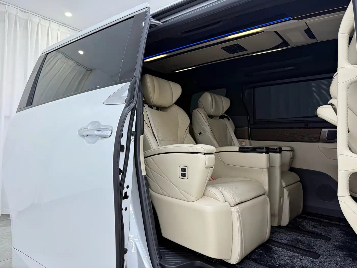 Toyota Vellfire 2024 2024 Crown Hybrid 2.5L Premium Edition