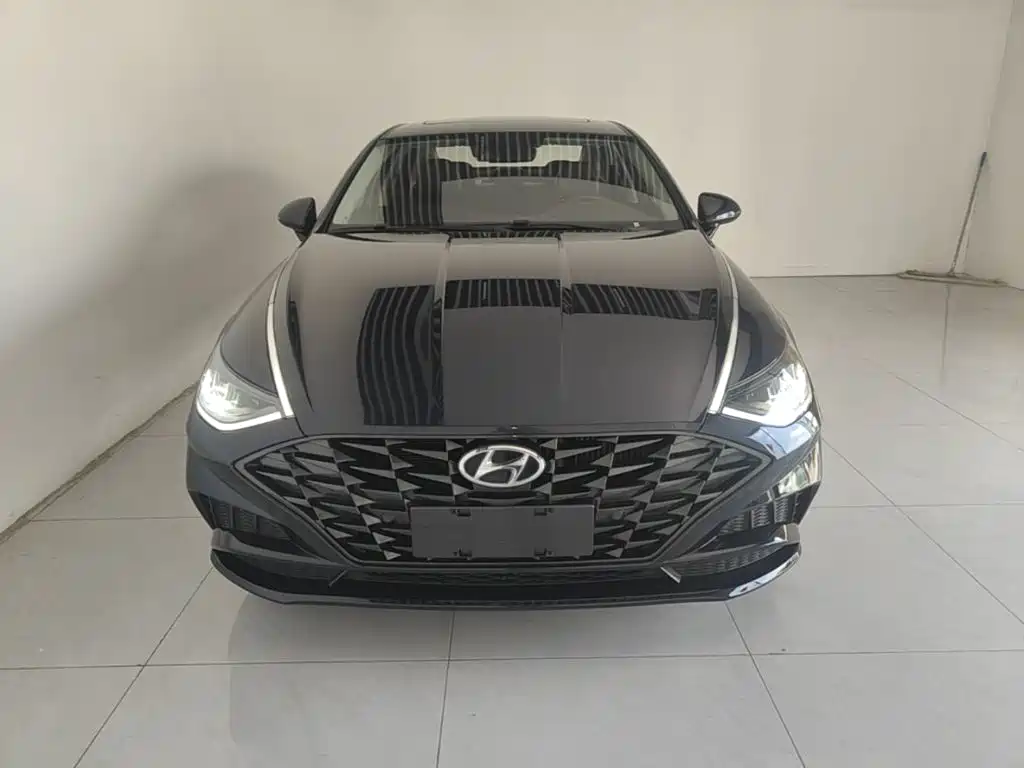 Photo 3 - Hyundai Sonata