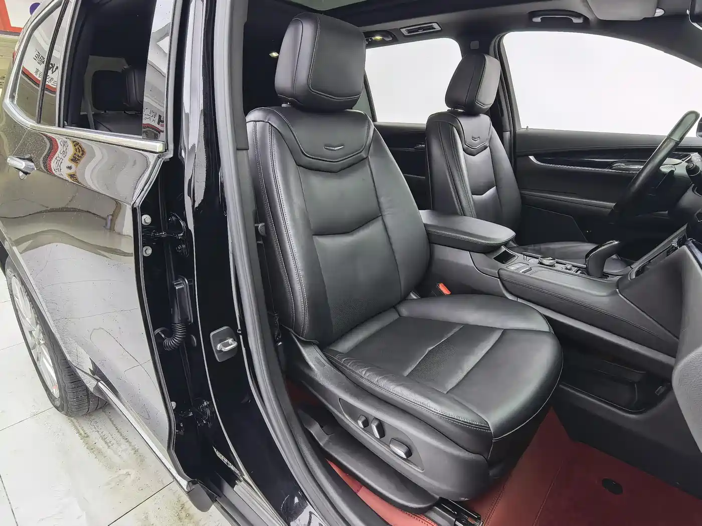 Photo 14 - Cadillac XT6