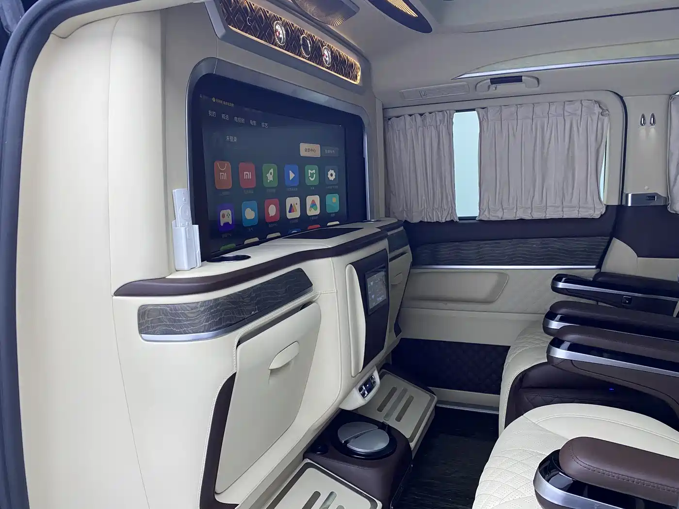 Mercedes-Benz V-Class 2018 V 260 L Premium Long Wheelbase Edition China VI фото 20