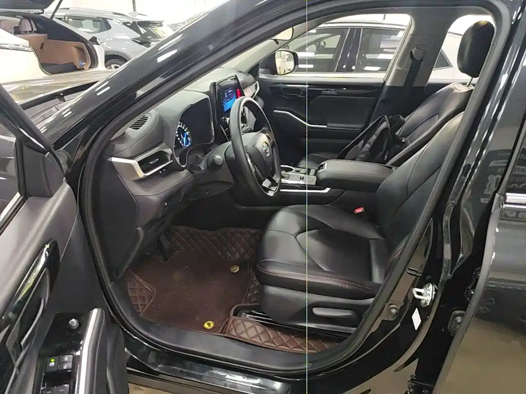 Photo 12 - Toyota Highlander