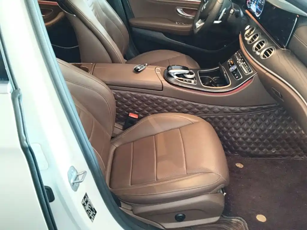 Фото 25 - Mercedes-Benz E-Class