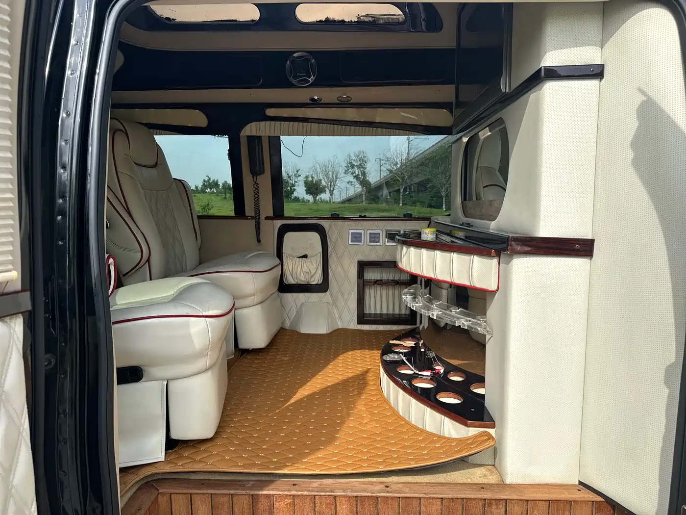 Ford E350 2010 2011 5.4L Standard Yacht Edition