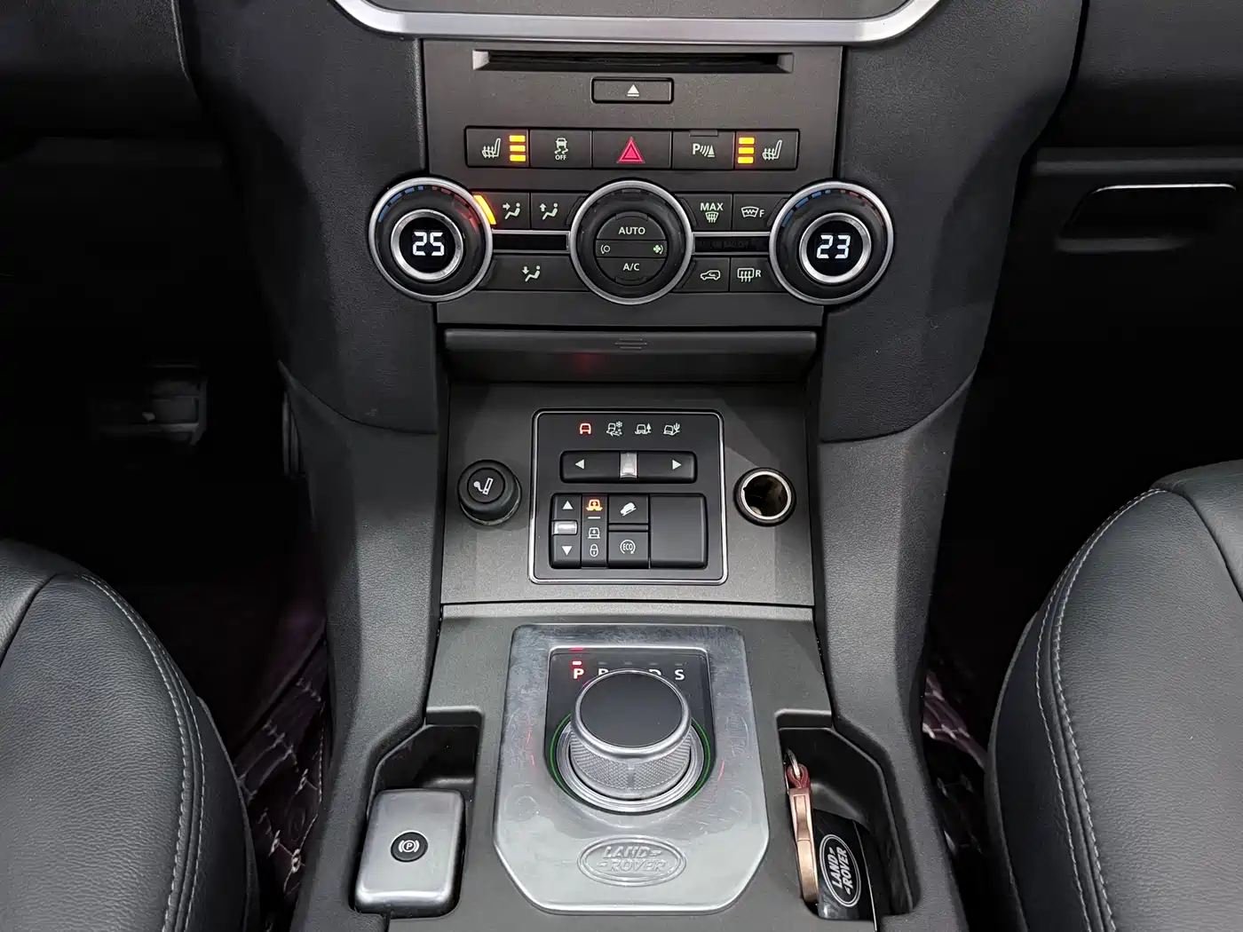 Land Rover Discovery 2016 3.0 SC Black Edition SE фото 9