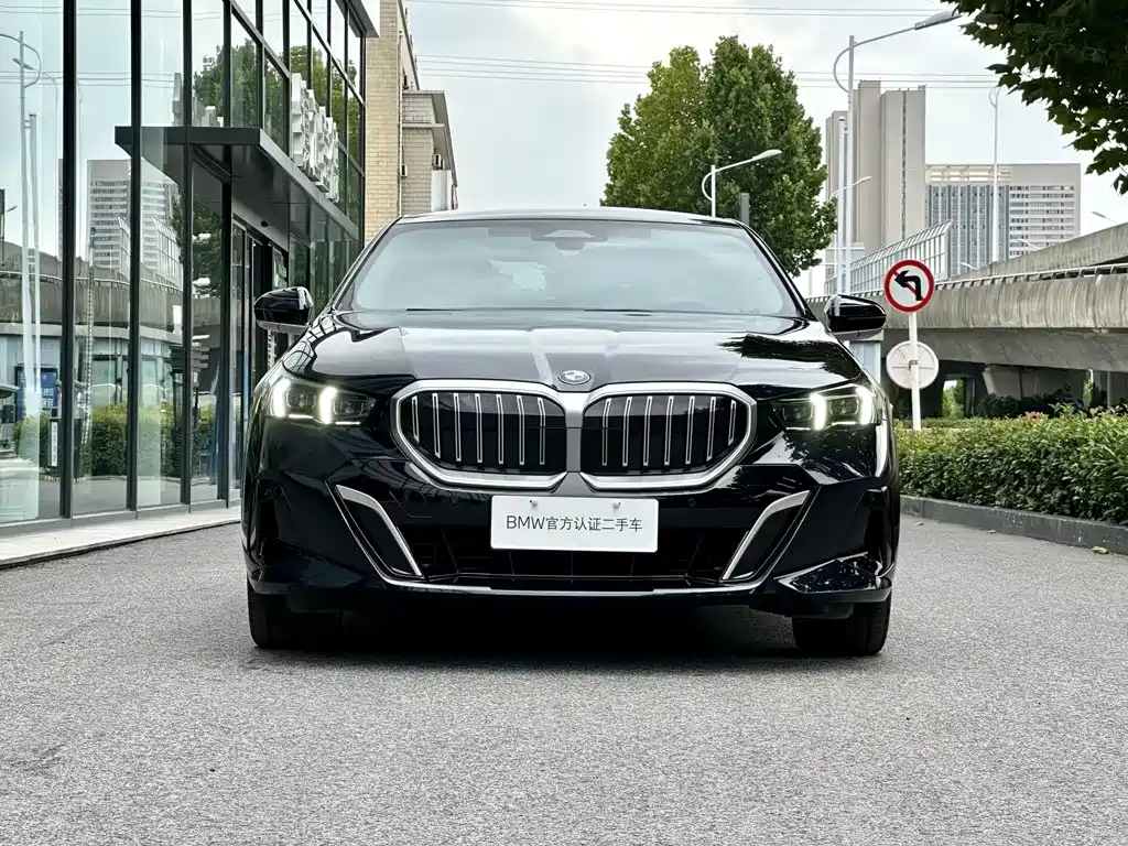Photo 4 - BMW 5 Series