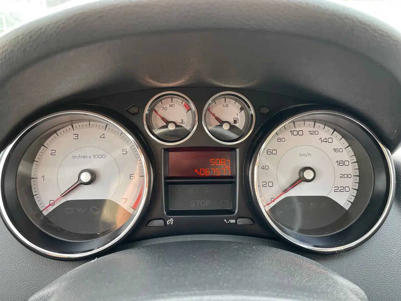 Peugeot 408 2013 2.0L Automatic Comfort Edition фото 21