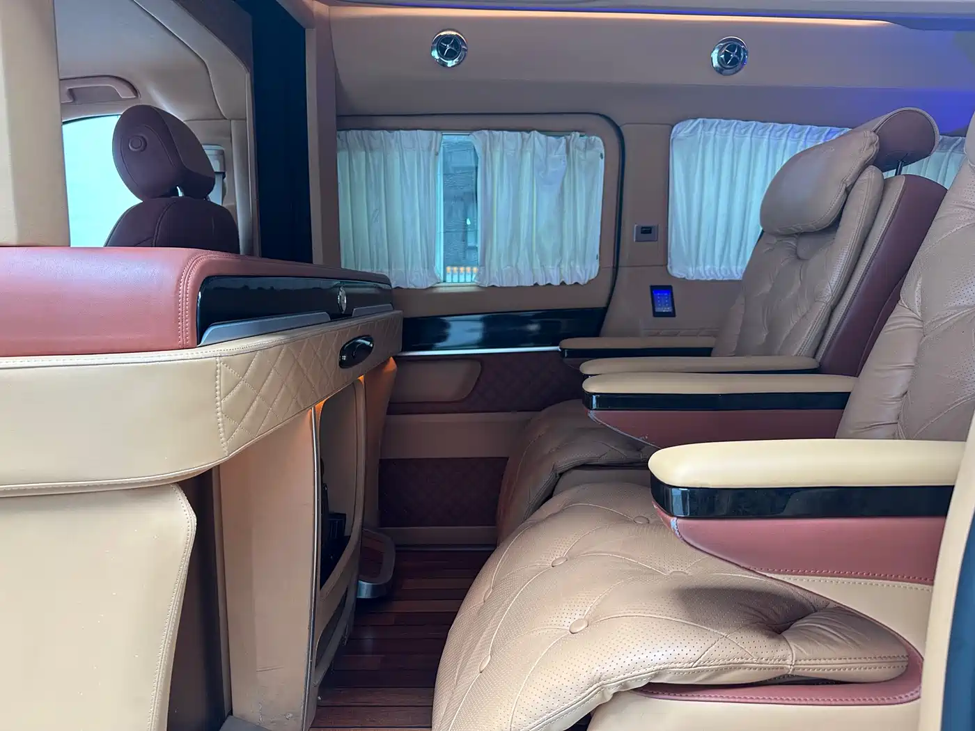 Mercedes-Benz V-Class 2018 V 260 L Premium Long Wheelbase Edition China VI фото 13