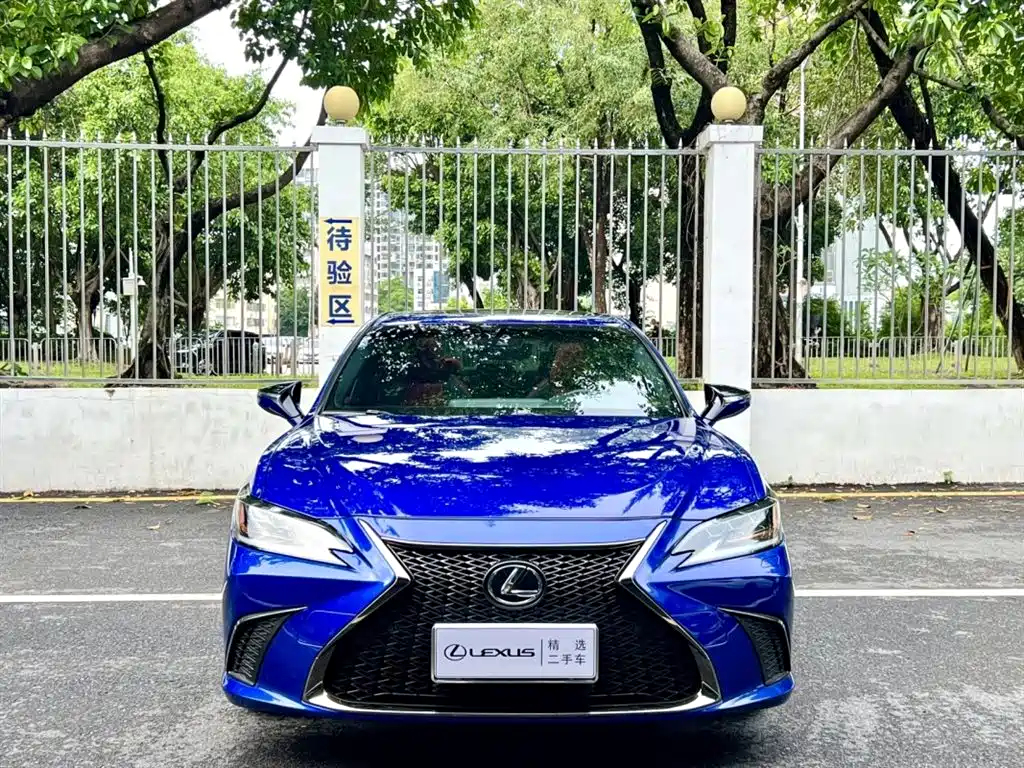 Фото 2 - Lexus ES