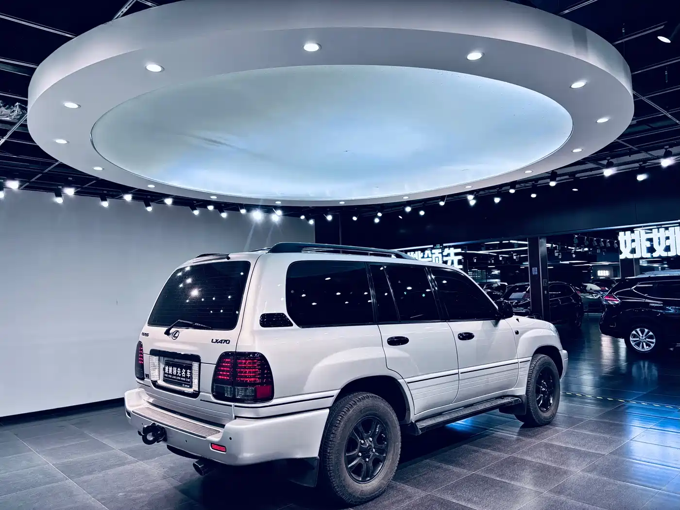 Фото 3 - Lexus LX