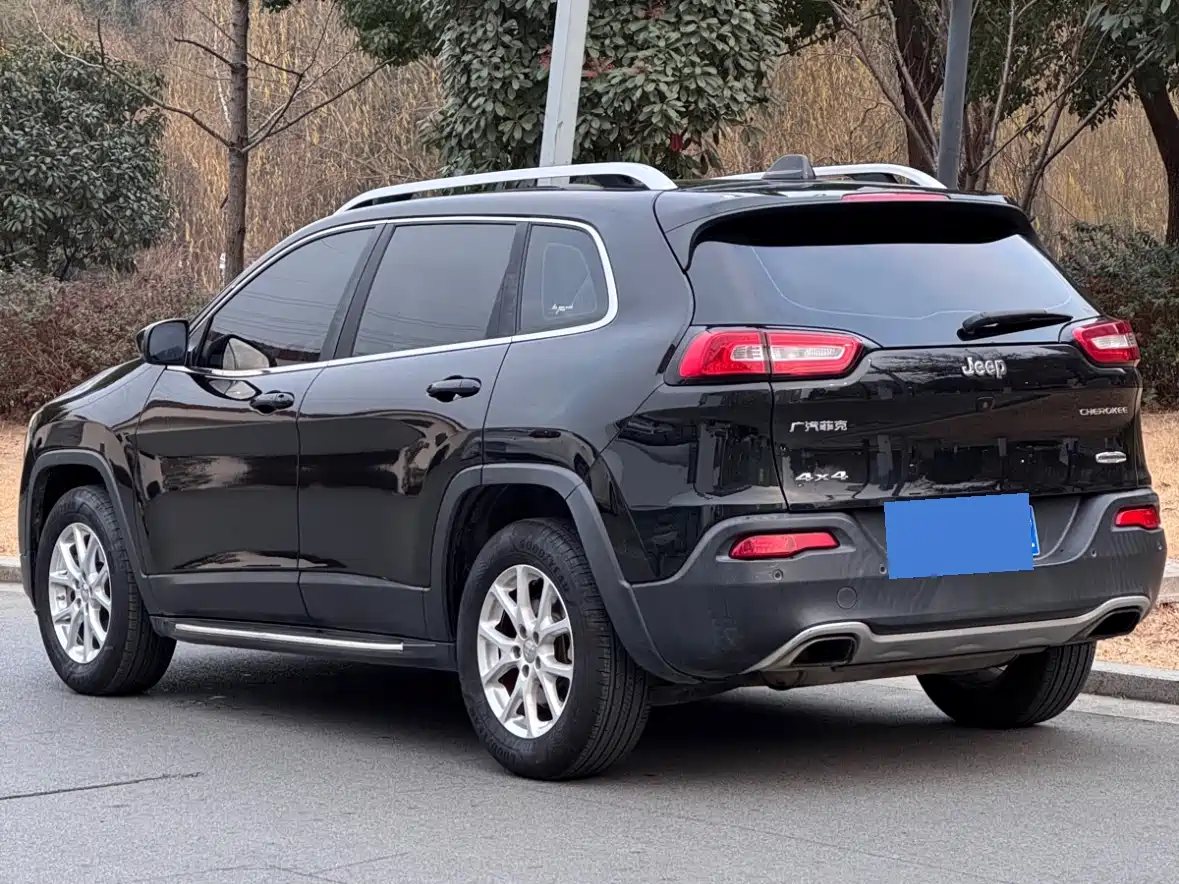 Photo 5 - Jeep Cherokee