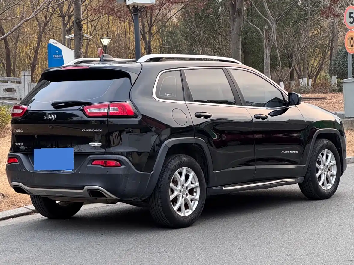 Photo 4 - Jeep Cherokee