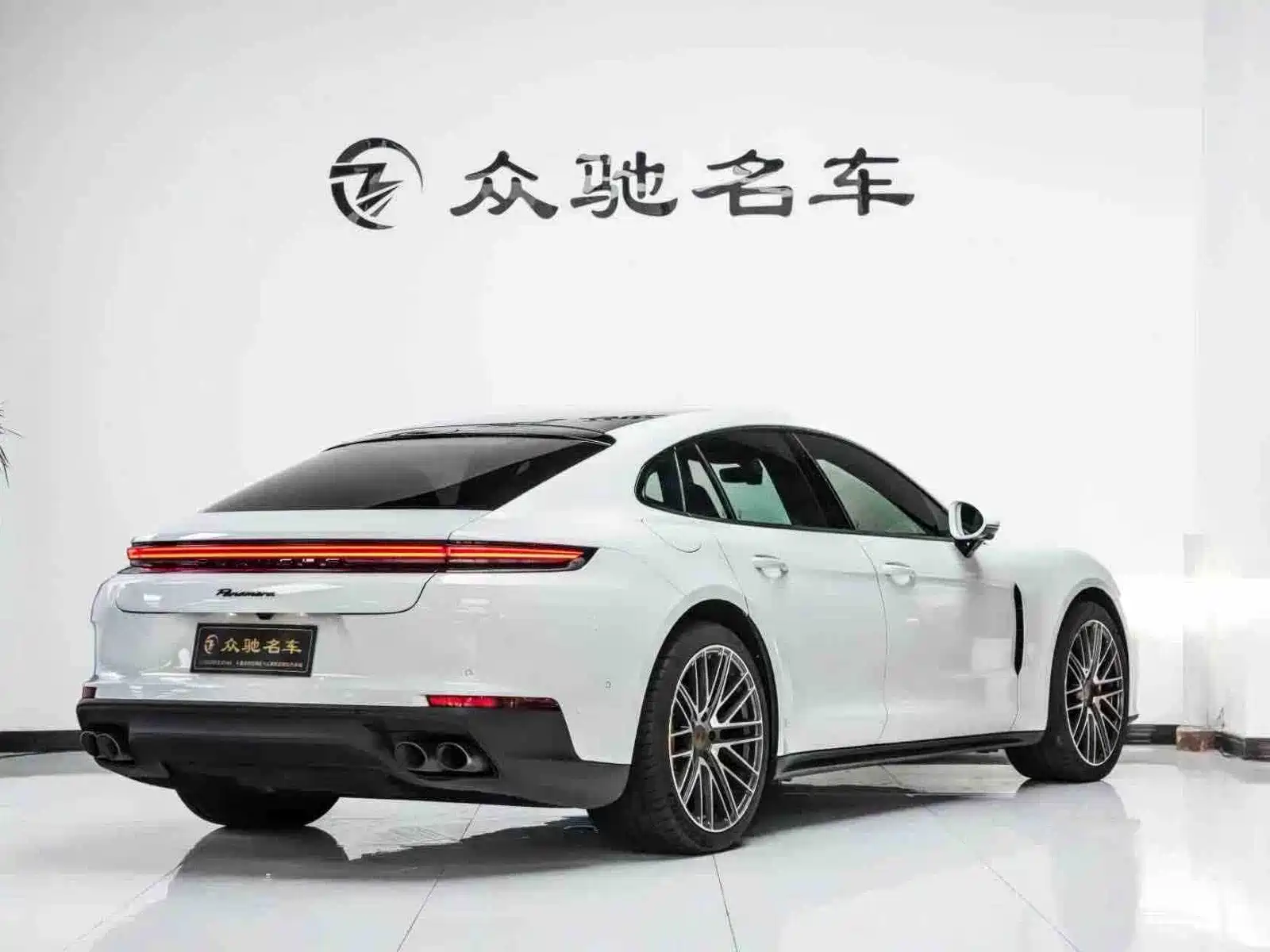 Photo 10 - Porsche Panamera
