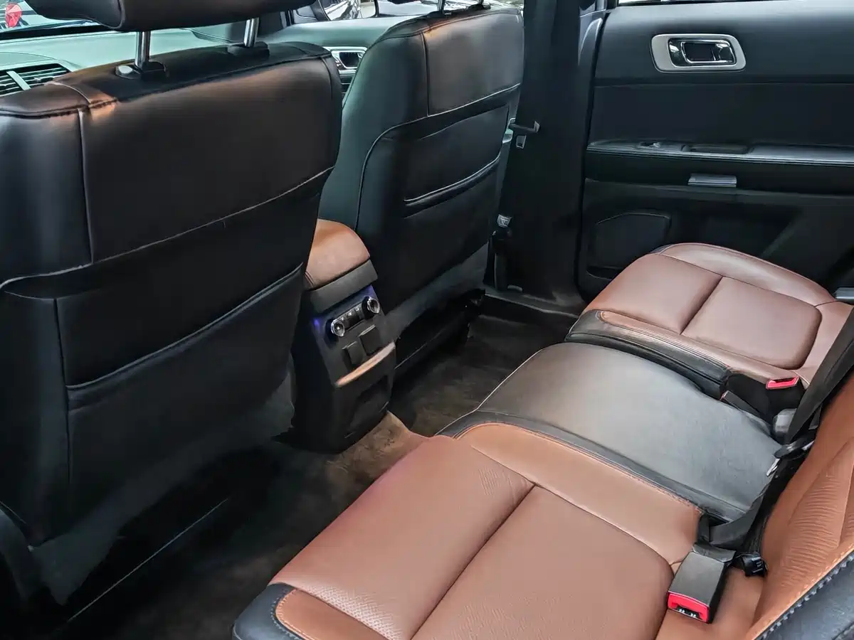 Photo 9 - Ford Explorer (Import)