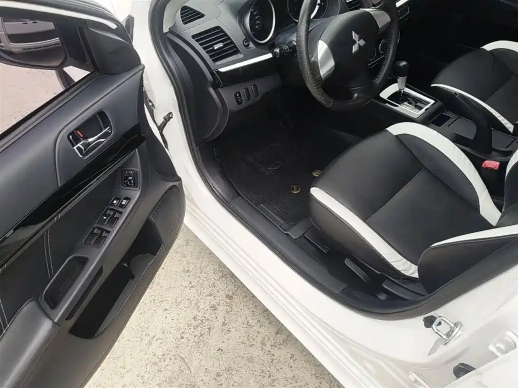 Mitsubishi Lancer EX 2016 1.8L CVT Black & White Replica фото 16