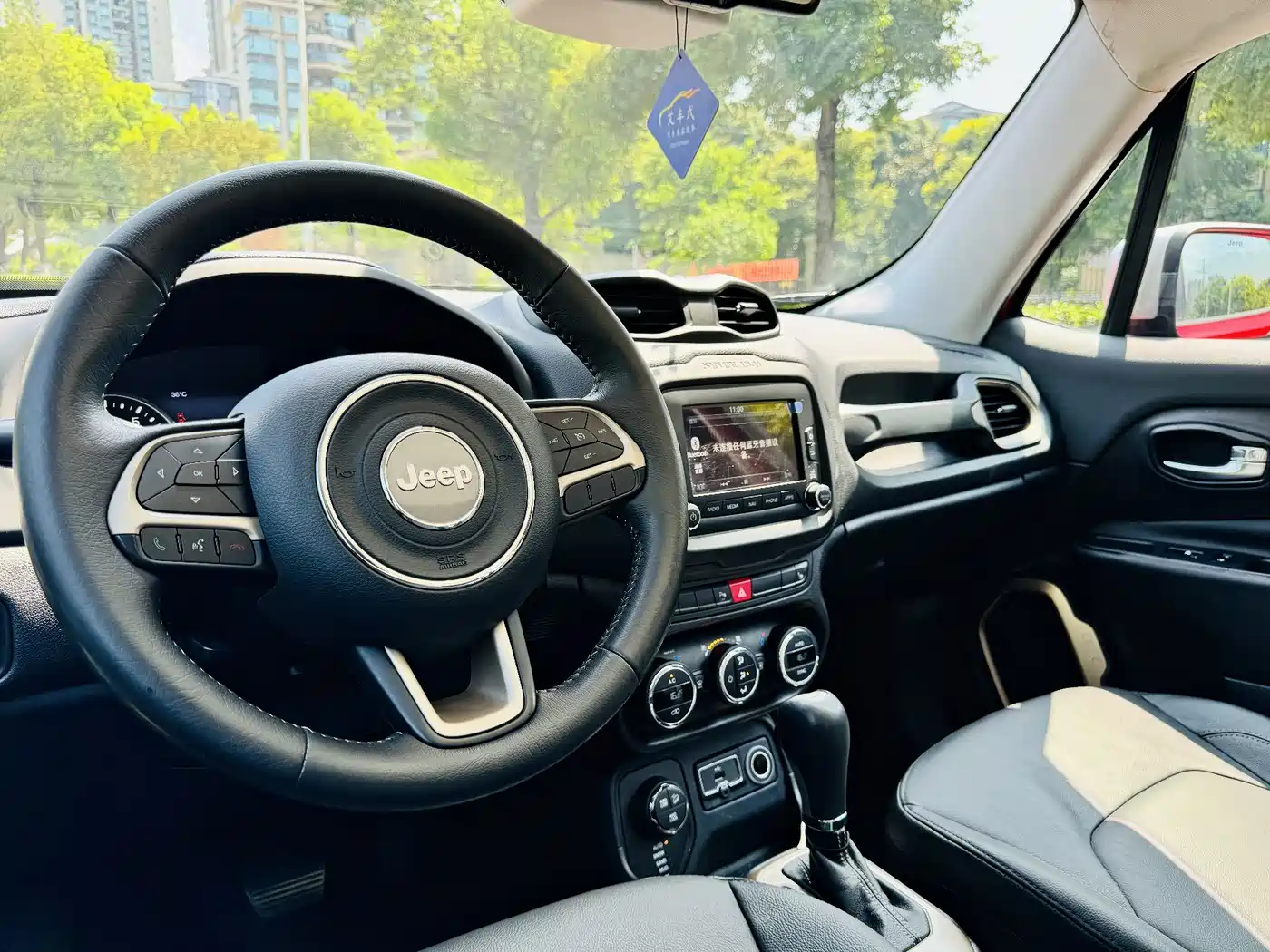 Photo 8 - Jeep Renegade