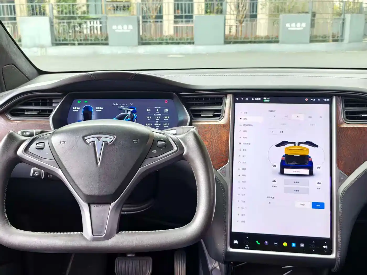 TESLA MODEL X