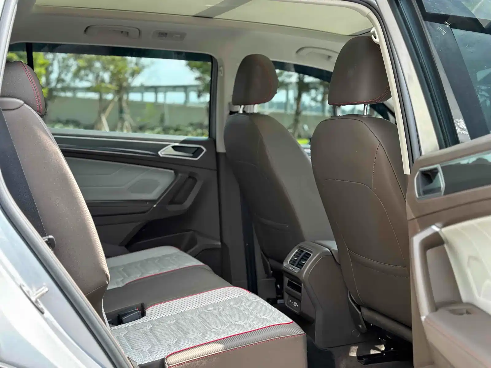 Photo 9 - Volkswagen Tiguan L