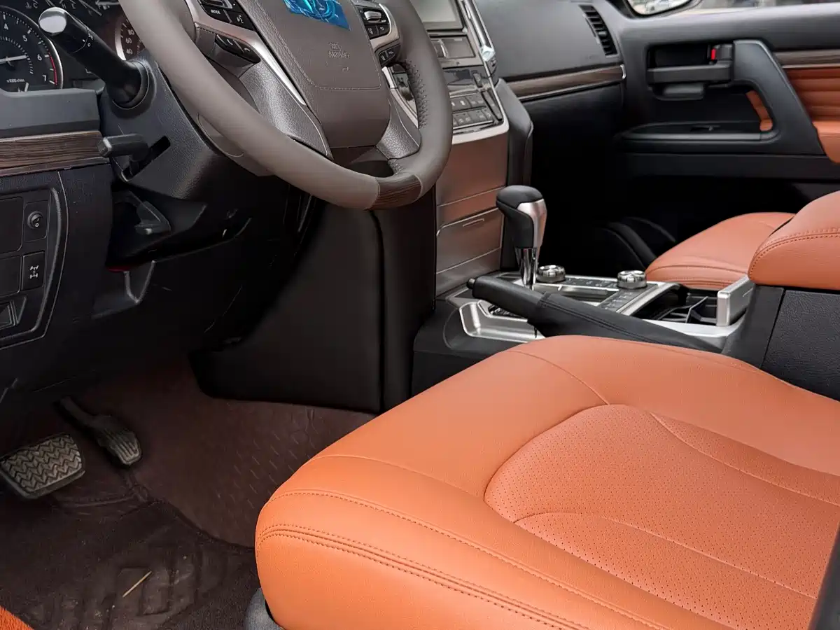 Toyota Land Cruiser (Import) 2015 4.0L V6 Middle East Low Configuration Edition фото 4