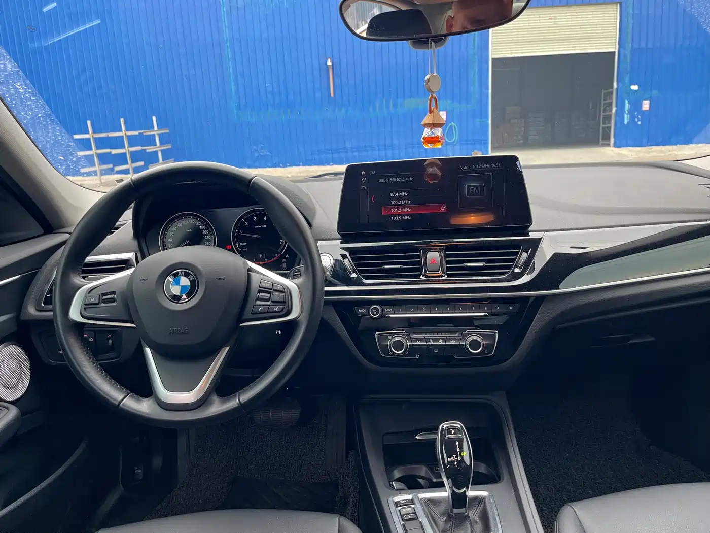 BMW 1 Series 2023 120i M Sport фото 8