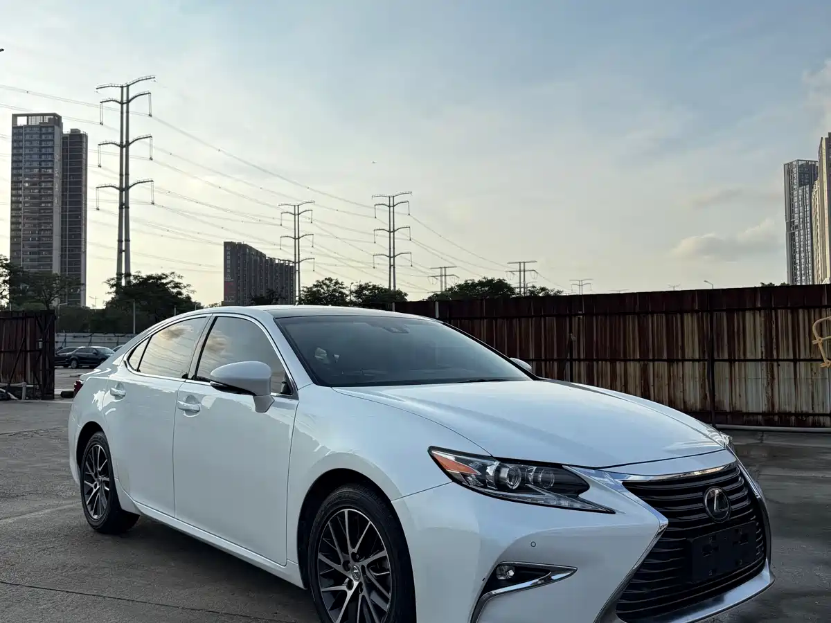 Фото 3 - Lexus ES