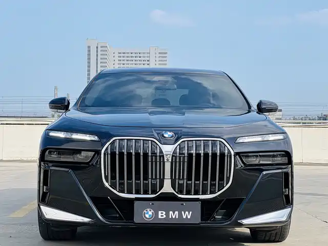 BMW 7 Series 2023 740Li Exclusive M Sport Package — фото 2