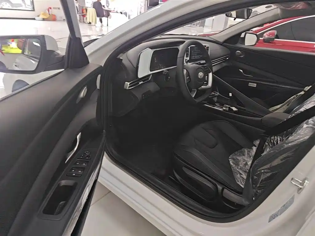 Hyundai Elantra 2023 1.5L CVT GLX Elite Edition фото 16