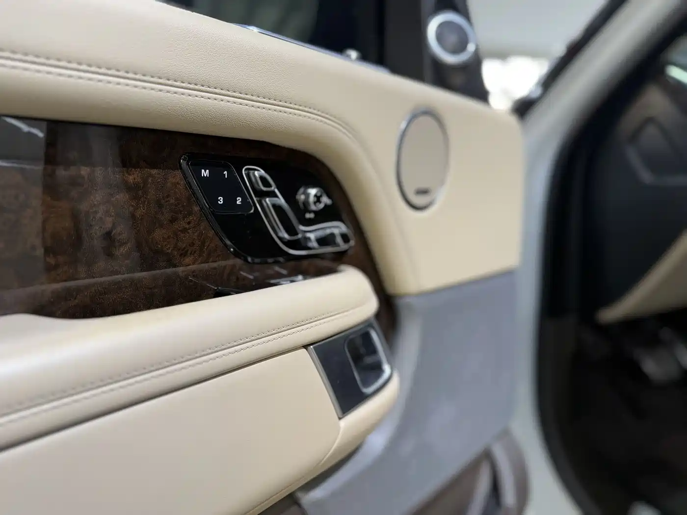 Land Rover Range Rover 2022 3.0 L6 400PS Heritage Extended Classic Edition фото 23