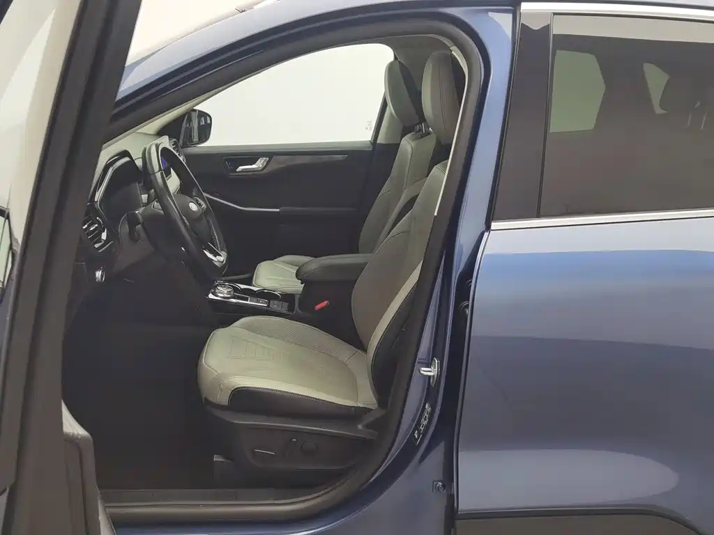 Photo 10 - Ford Escape