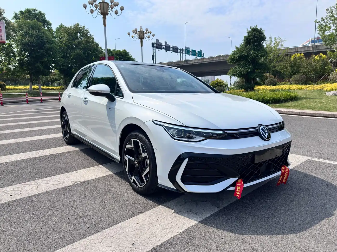 Volkswagen Golf 2025 300TSI R-Line фото 3