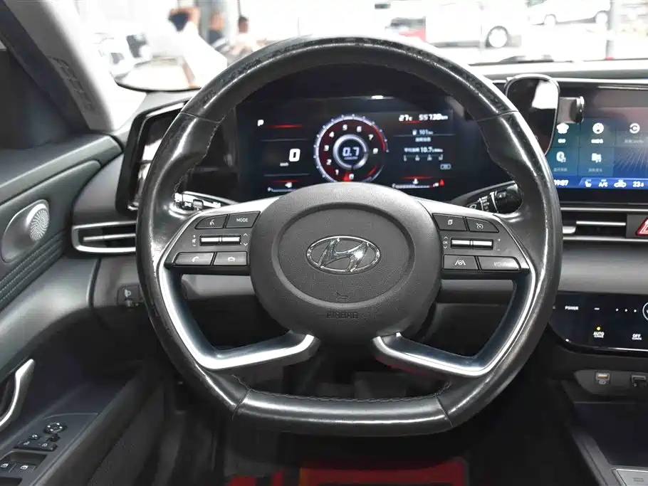Hyundai Elantra 2021 1.5L CVT LUX Premium Edition фото 14