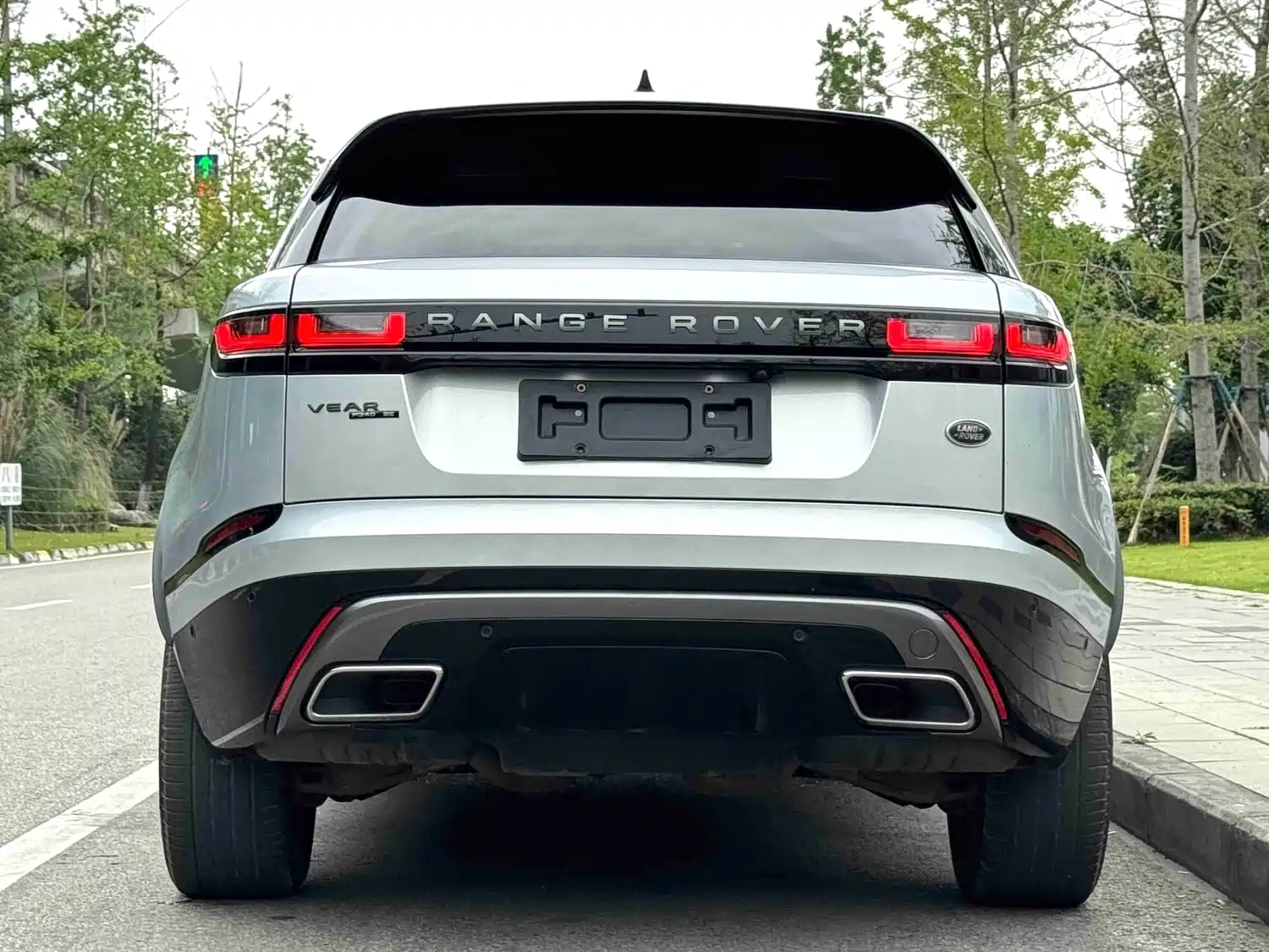صورة 14 - Land Rover Range Rover Velar