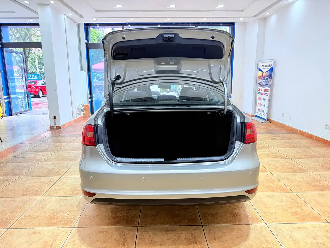 Volkswagen Sagitar 2012 1.6L Automatic Comfort Type фото 14