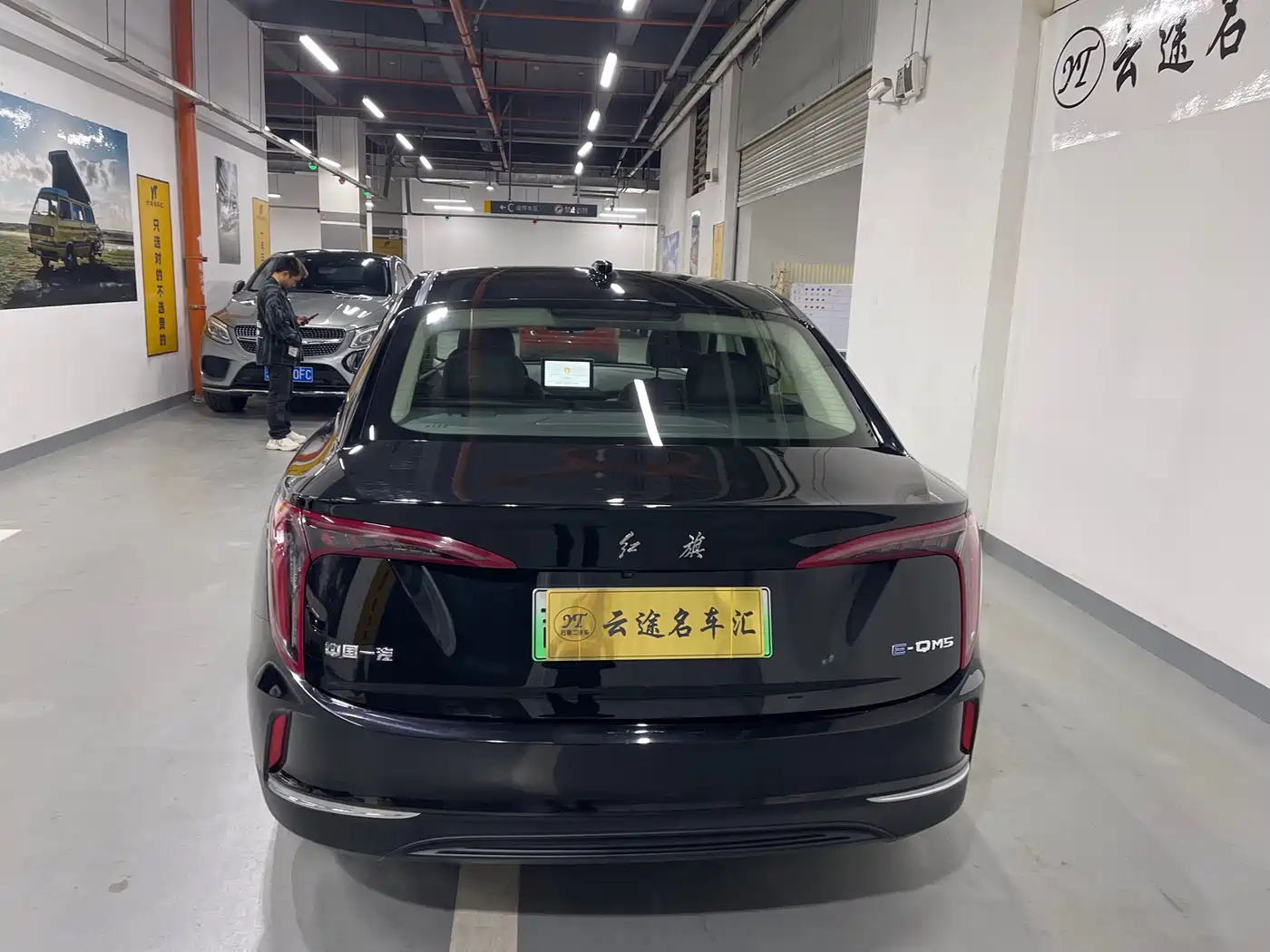 Hongqi E-QM5 2022 431km Charging Enjoyment Edition фото 12