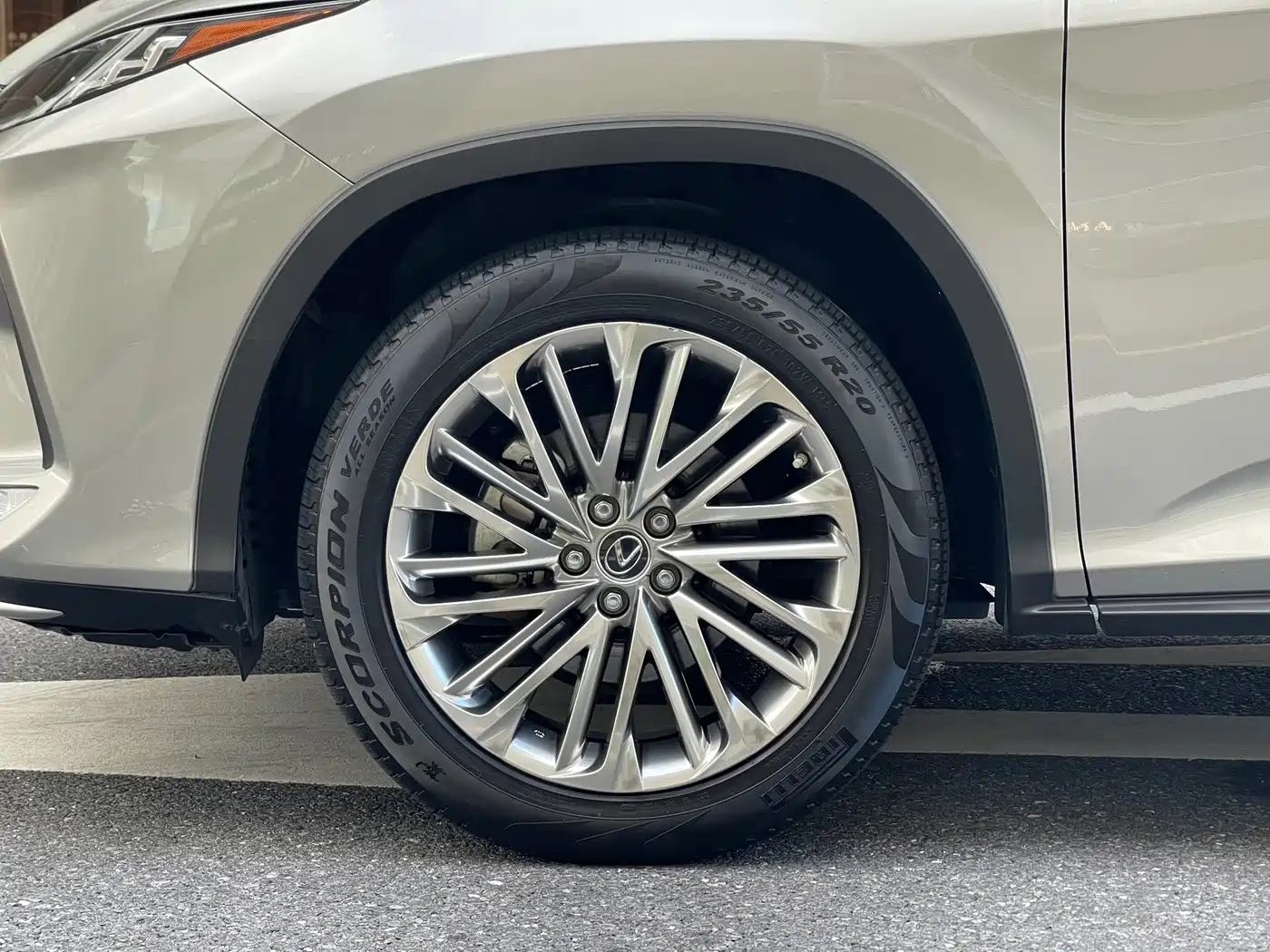 Фото 32 - Lexus RX