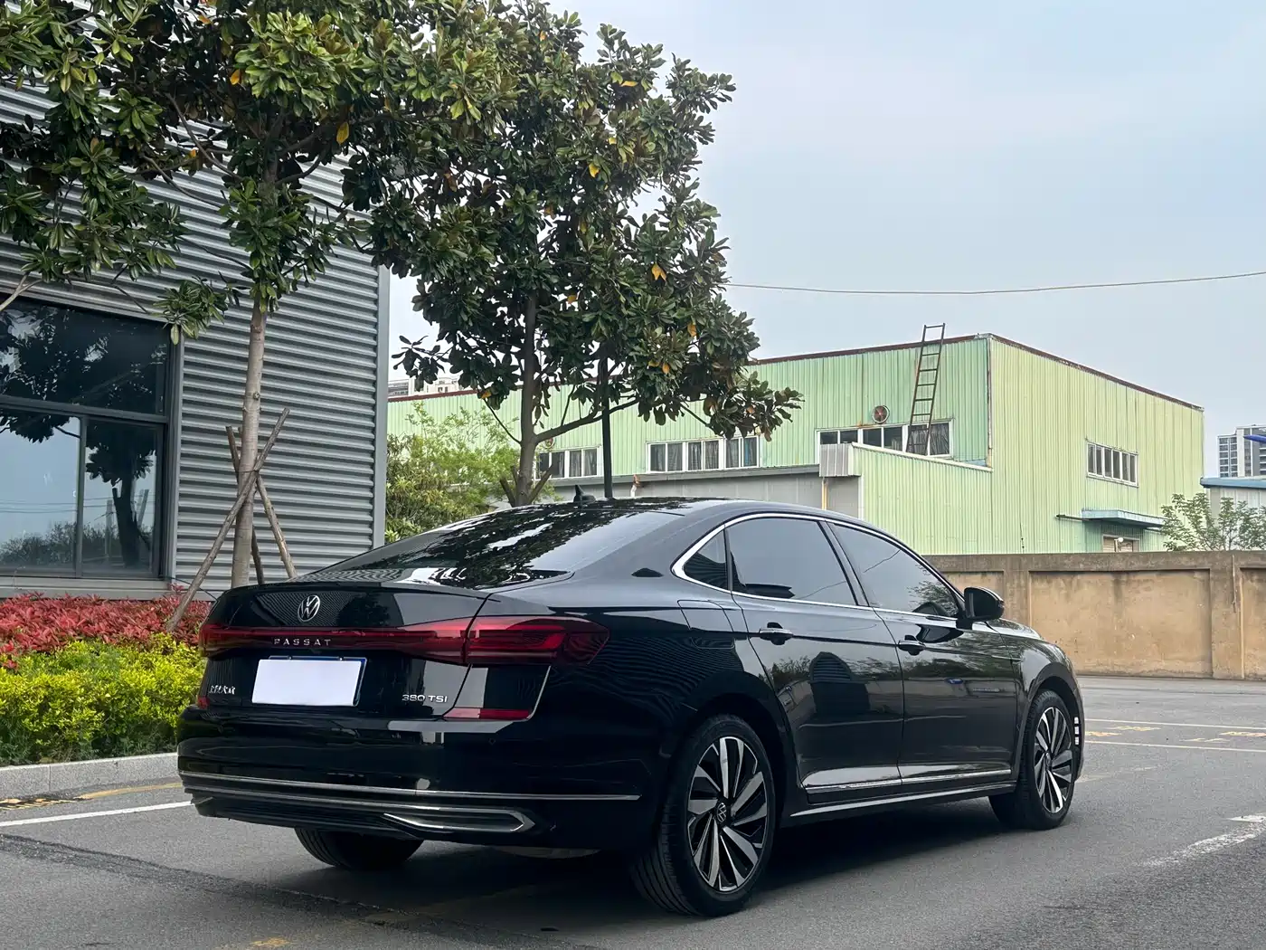 Volkswagen Passat 2024 380TSI Luxury фото 6