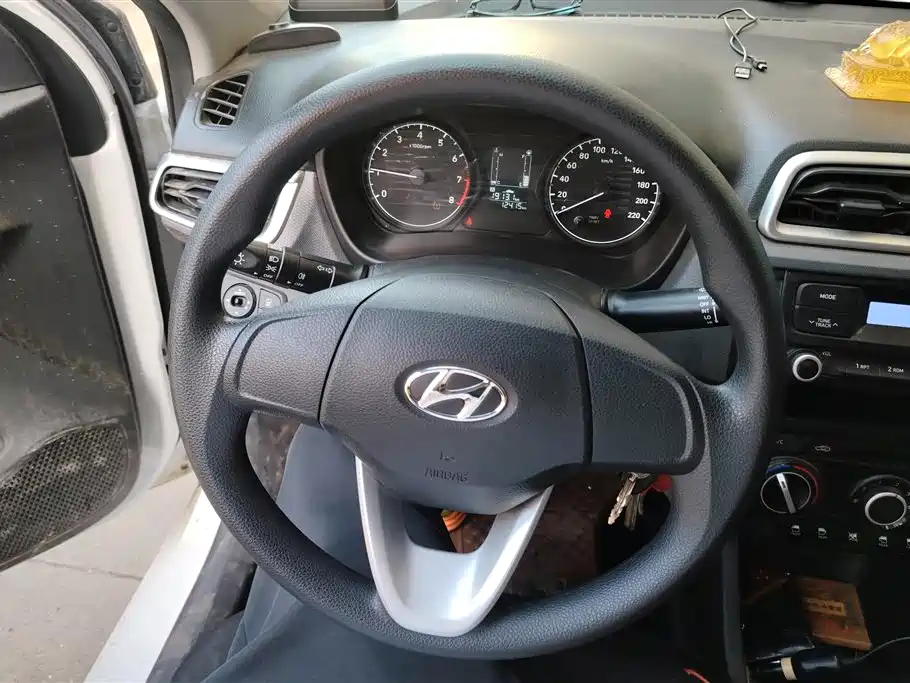 Hyundai Verna 2017 1.4L Manual Renewal Edition China VI фото 15