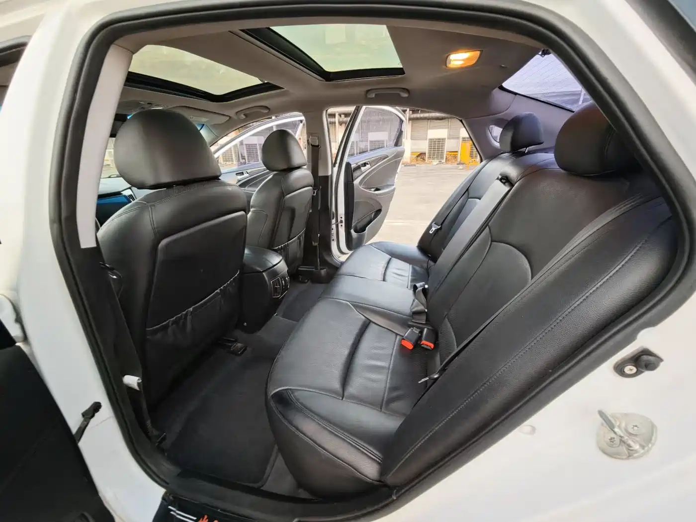 Hyundai Sonata 2011 2.0L Automatic Luxury фото 8