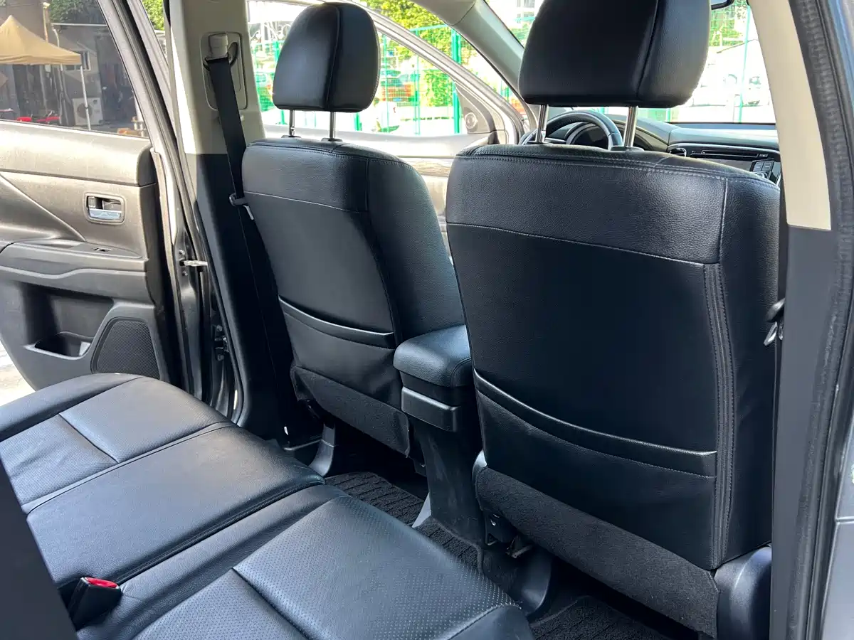 Mitsubishi Outlander (Import) 2016 2.4L 4WD Elite 7-seater фото 10