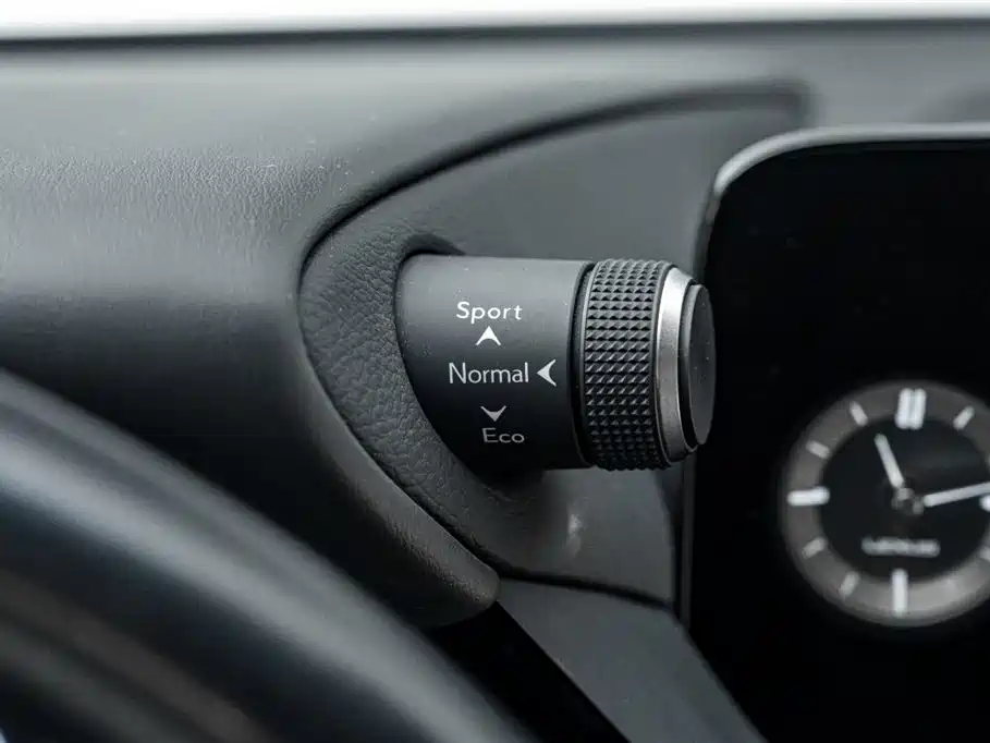 Lexus ES 2023 200 Excellence Edition фото 14