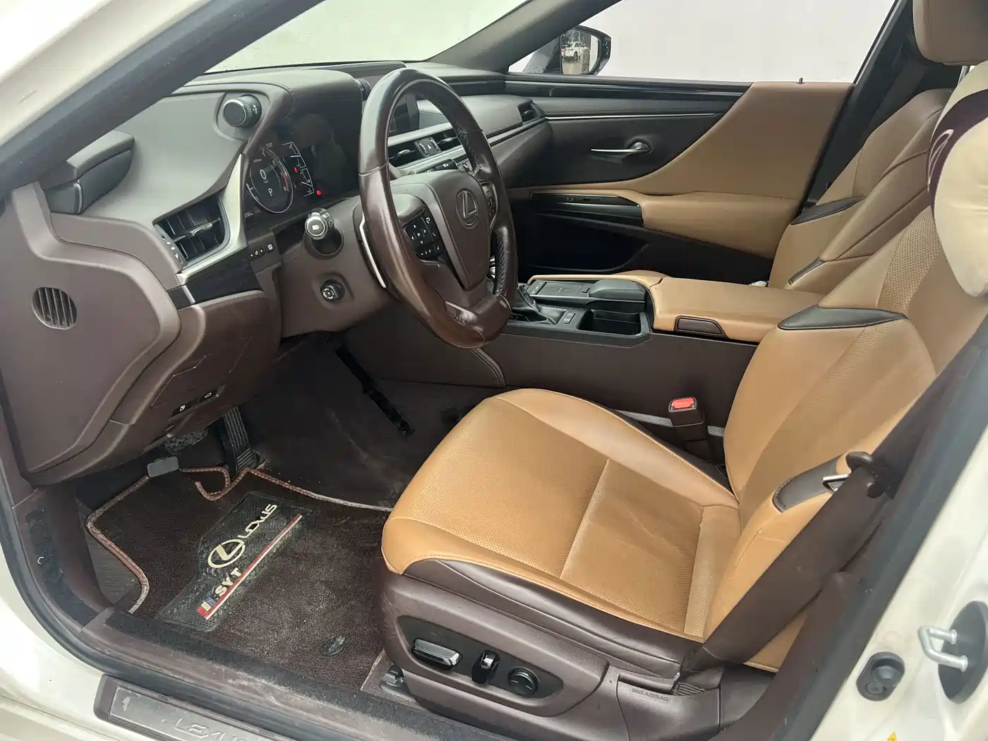 Фото 8 - Lexus ES