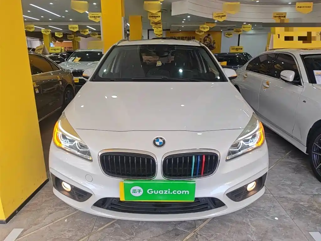 BMW 2 Series Touring 2016 218i Sport Design Package фото 3