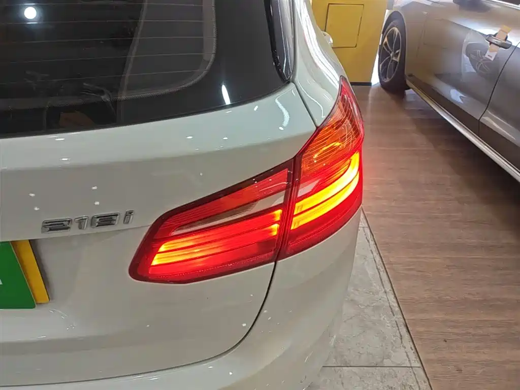 BMW 2 Series Touring 2016 218i Sport Design Package фото 24