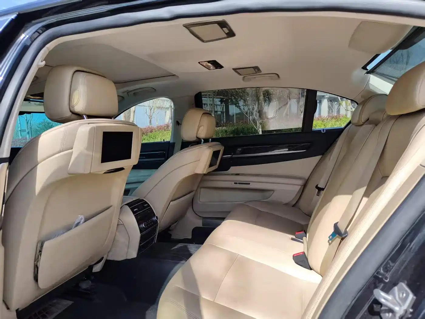 BMW 7 Series 2011 750Li xDrive фото 9