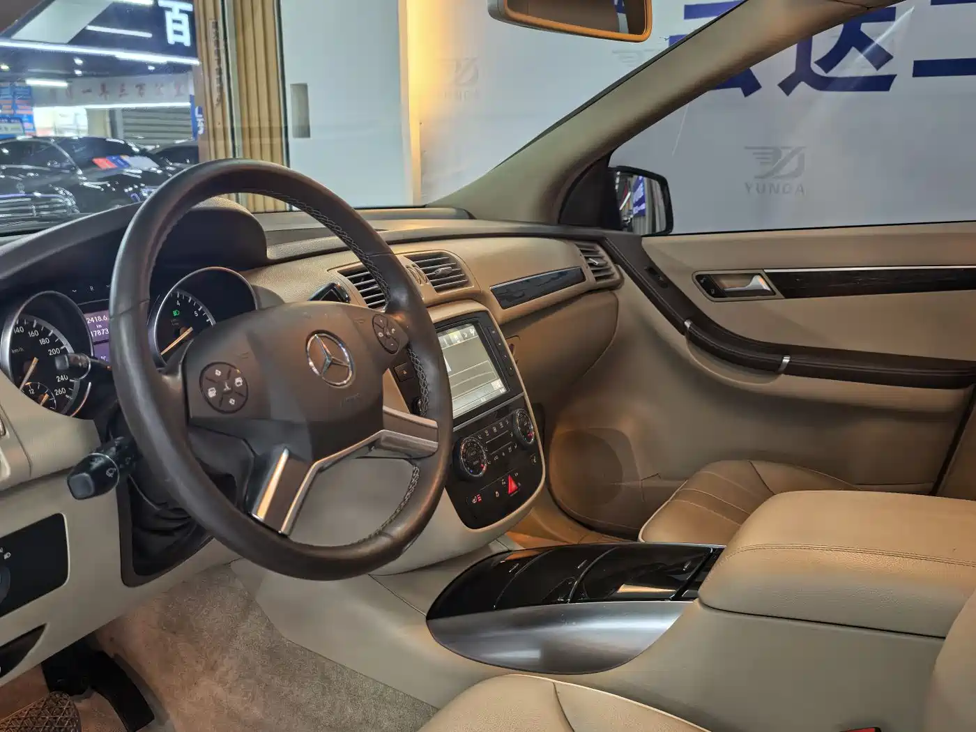 Mercedes-Benz R-Class 2017 R 320 4MATIC Business Collector's Edition фото 6