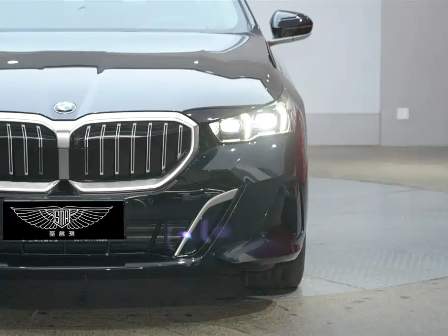 BMW 5 Series 2025 530Li Premium M Sport Package фото 4